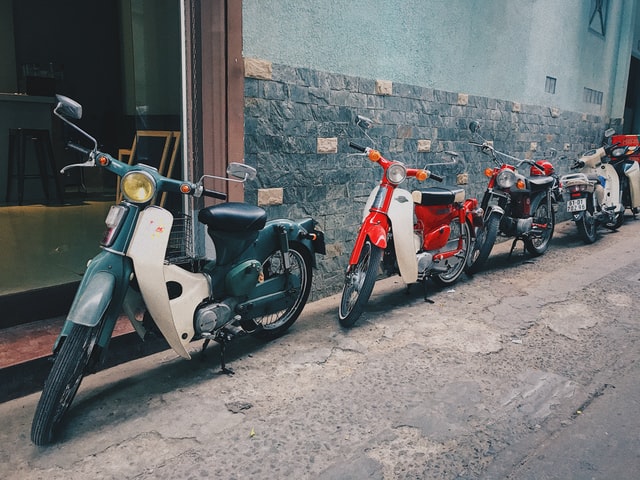 Symbolbild Mopeds in der Stadt